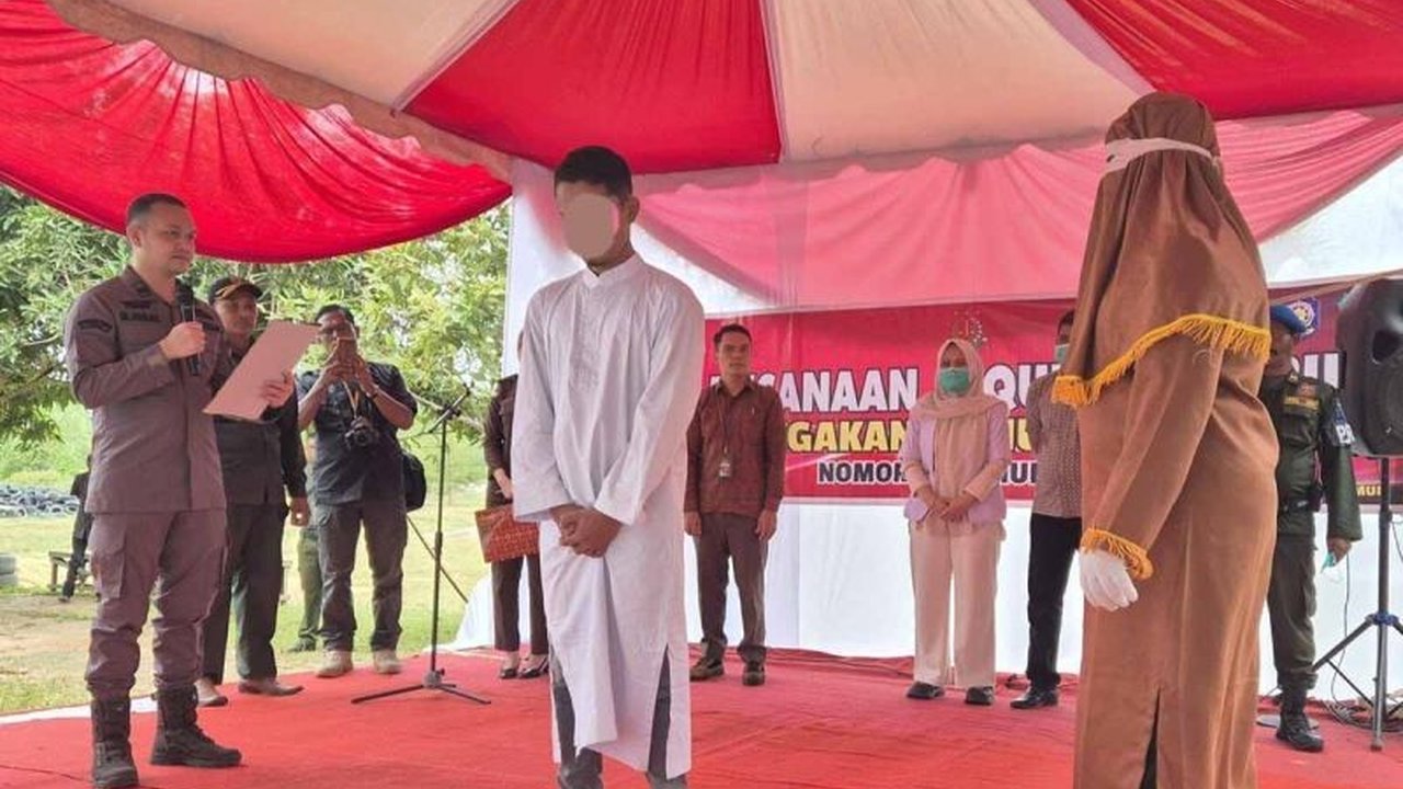 Dua terpidana judi di Aceh Timur menjalani hukuman cambuk di depan umum sebagai efek jera dan pembelajaran bagi masyarakat, berdasarkan putusan Mahkamah Syariah Idi.