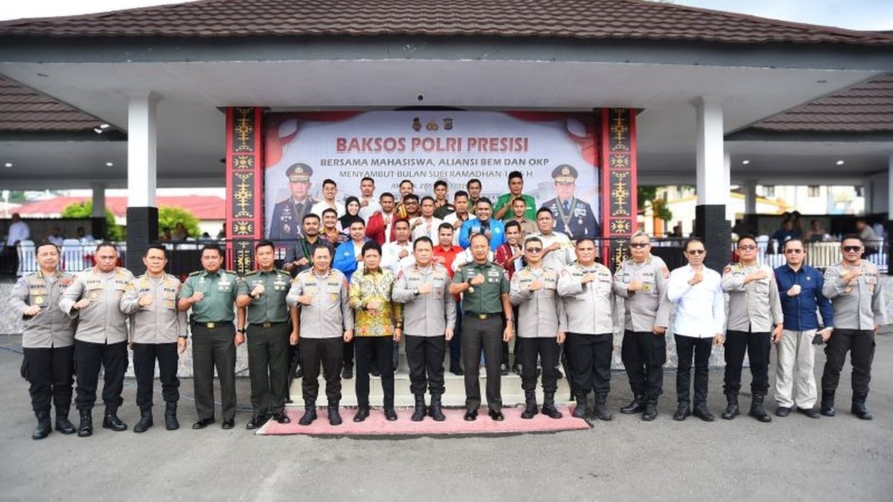 Polda Maluku berbagi 1.150 paket bansos kepada ormas, OKP, dan mahasiswa di Maluku menjelang Ramadhan untuk mempererat hubungan dan meringankan beban masyarakat.