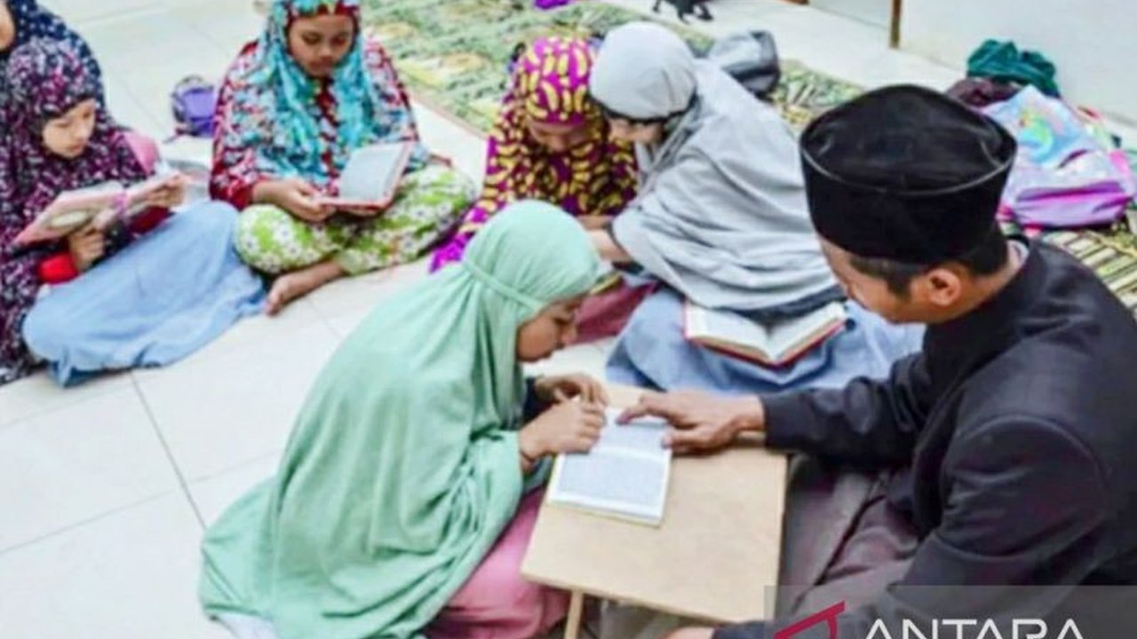 Pemerintah Kabupaten Karawang telah menyiapkan anggaran Rp25,18 miliar untuk memberikan insentif kepada guru ngaji, guru agama, petugas pemulasaran jenazah, dan marbot masjid selama bulan Ramadhan.