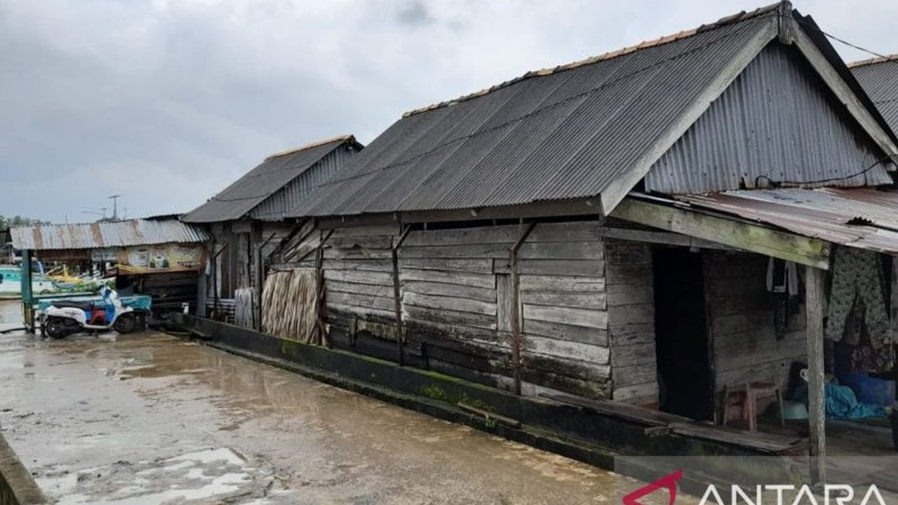 Pemkab Bangka Tengah telah menyelesaikan pembangunan 119 unit rumah relokasi untuk warga Desa Kurau Barat dan Kurau Timur yang terdampak penataan kawasan kumuh di bantaran Sungai Kurau, dengan lahan seluas 3,23 hektare senilai Rp1,9 miliar.