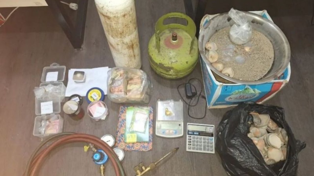 Polda Riau berhasil menangkap empat penambang emas ilegal di Kuantan Singingi dan menyita emas 254 gram serta uang tunai Rp213 juta.  Para tersangka terancam hukuman 5 tahun penjara.