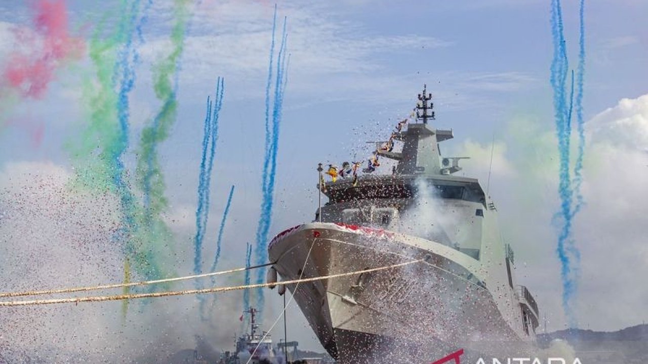 KRI Bung Hatta-370, kapal korvet buatan dalam negeri, resmi diluncurkan dan memperkuat armada TNI AL,  meningkatkan kemampuan pertahanan laut Indonesia.