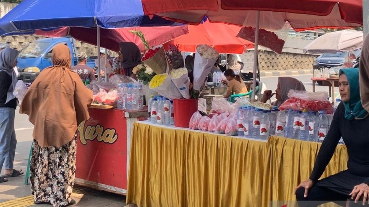 Penjual bunga di TPU Karet Bivak, Jakarta Pusat, mengalami peningkatan penjualan yang signifikan menjelang Ramadhan, dengan omzet mencapai hingga Rp3 juta per hari.