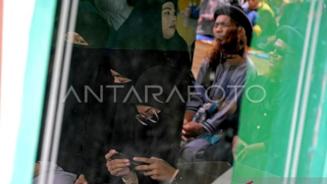 Jamaah An-Nadzir di Gowa, Sulawesi Selatan, memulai puasa Ramadhan lebih awal dari penetapan pemerintah, berdasarkan perhitungan dan pemantauan bulan mereka sendiri.