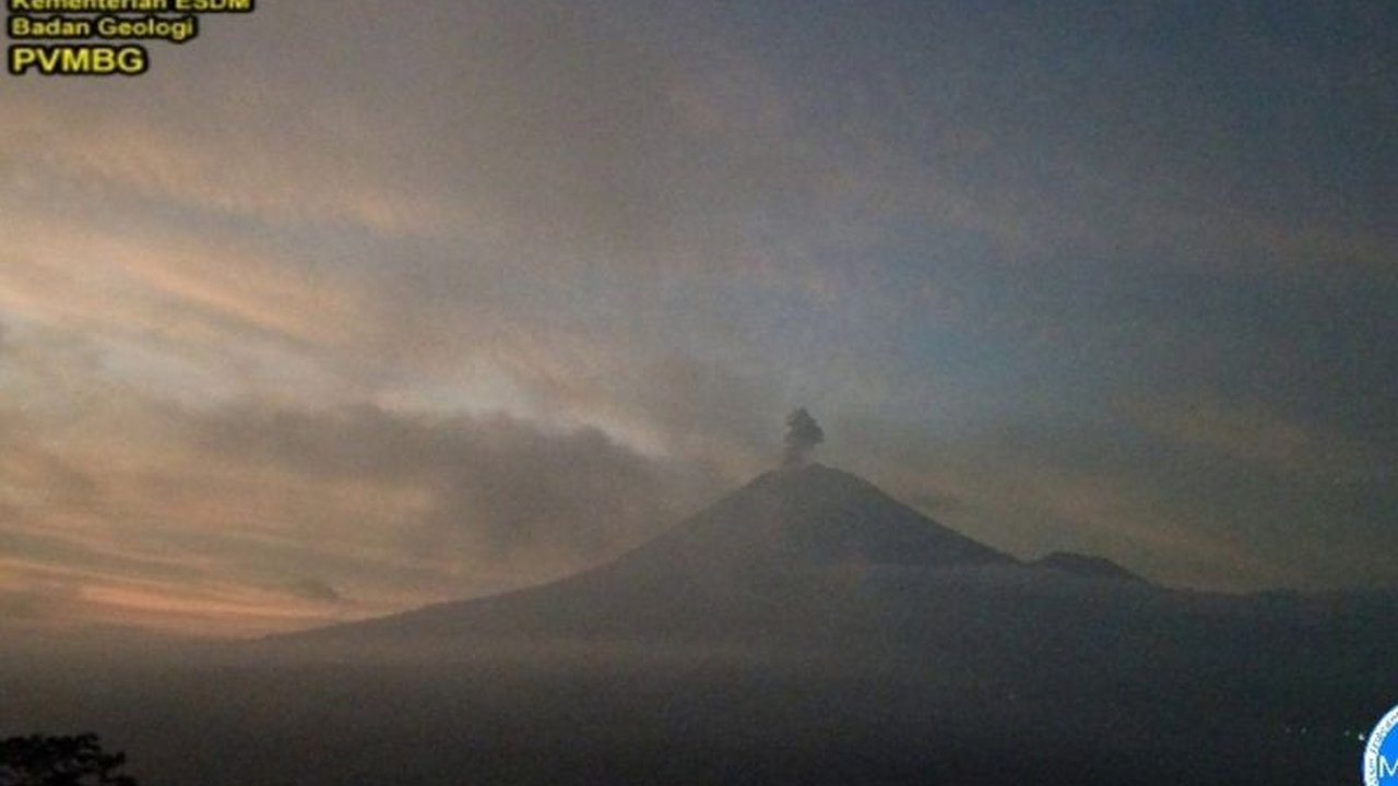 Gunung Semeru kembali erupsi dengan letusan mencapai 900 meter di atas puncak pada Kamis malam, PVMBG mengimbau warga sekitar untuk tetap waspada dan menjauhi radius bahaya.