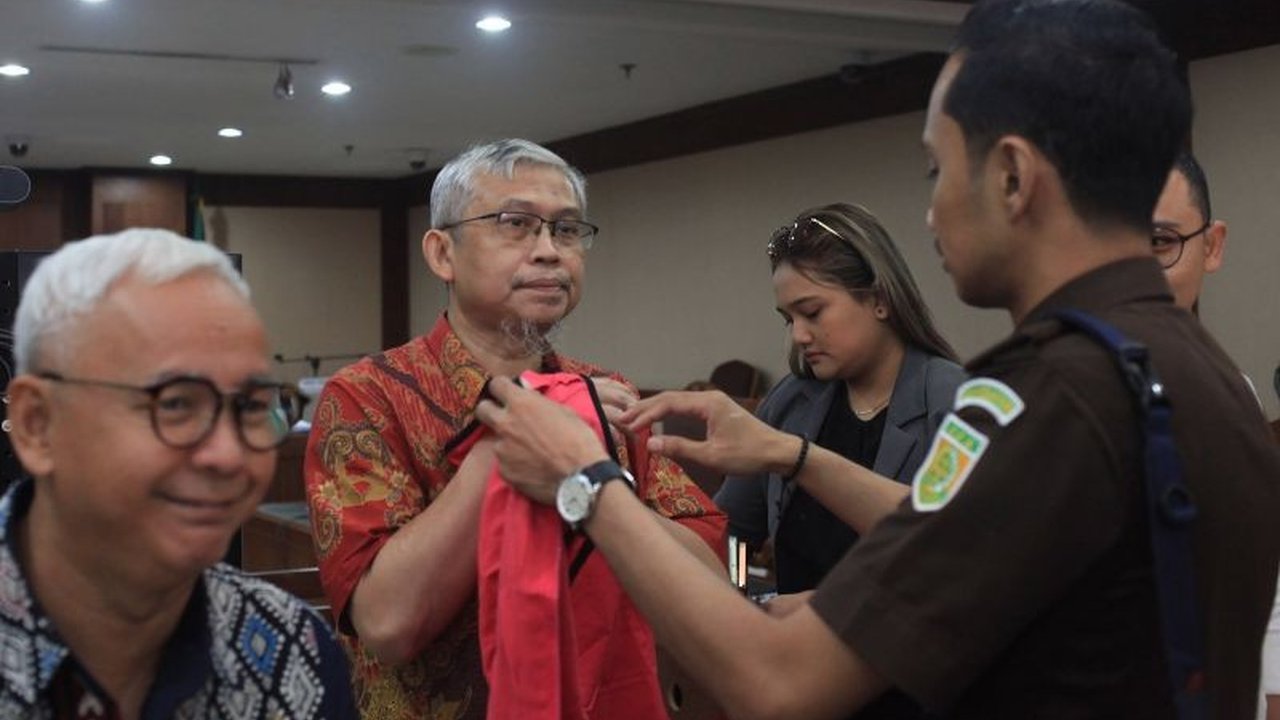 Mantan GM Antam, Abdul Hadi Aviciena, divonis 16 tahun penjara dan denda Rp1 miliar oleh Pengadilan Tinggi DKI Jakarta terkait kasus korupsi penjualan emas yang merugikan negara Rp92,25 miliar.