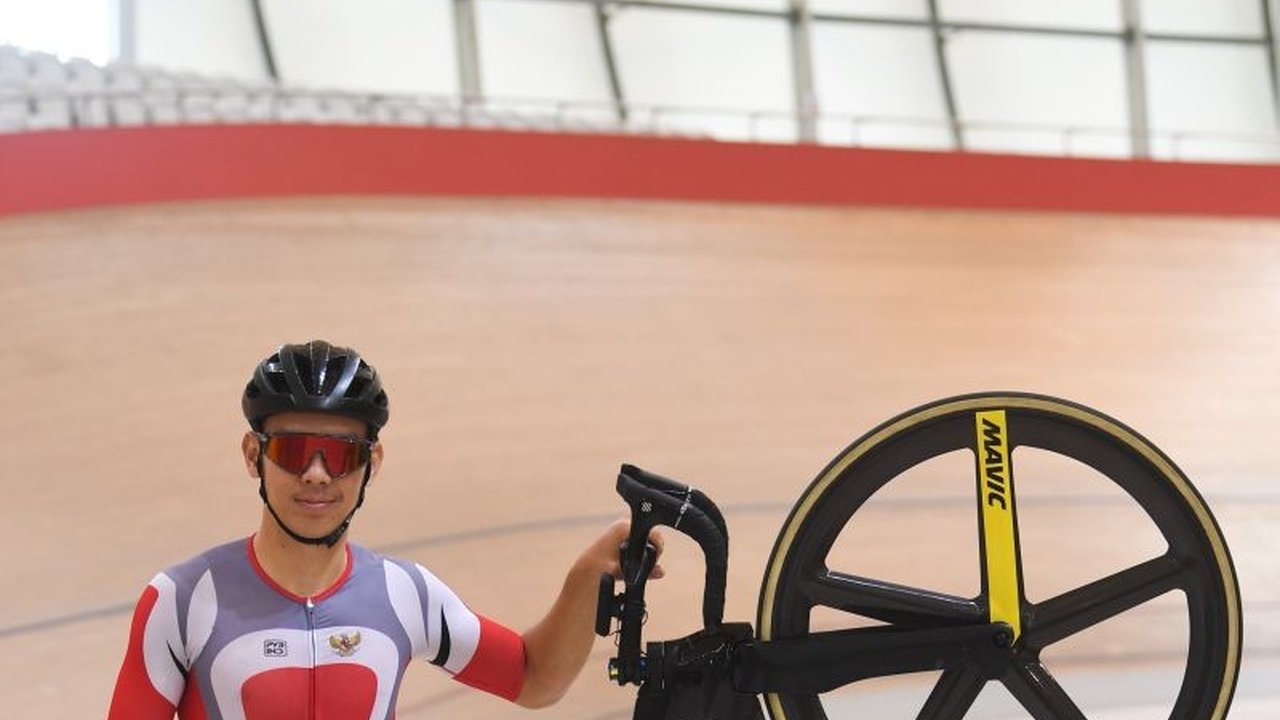 Pebalap sepeda Indonesia, Bernard Van Aert, sukses meraih tiga medali di Asian Track Championships 2025 Malaysia, meskipun sempat mengalami kecelakaan di awal pertandingan.