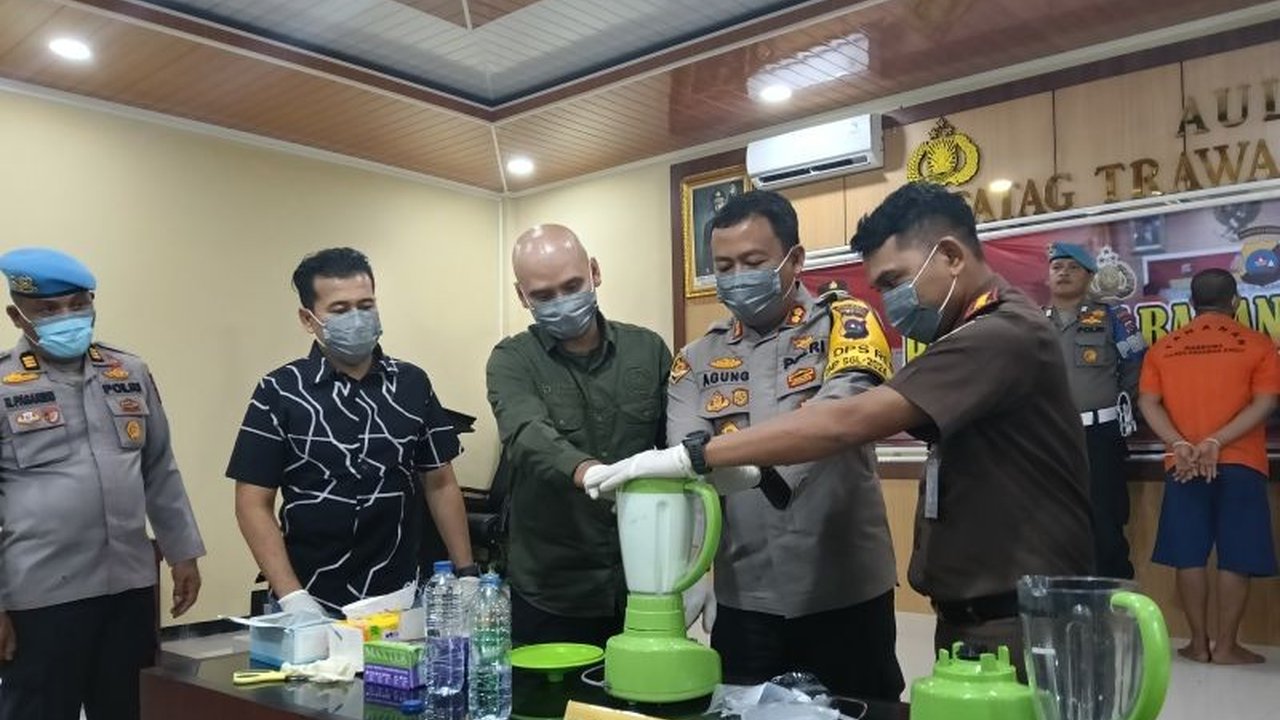 Kepolisian Resor Pasaman Barat memusnahkan 140,01 gram sabu yang disita dari tersangka Vebriyan (31), dan saat ini tengah memburu pemasoknya.
