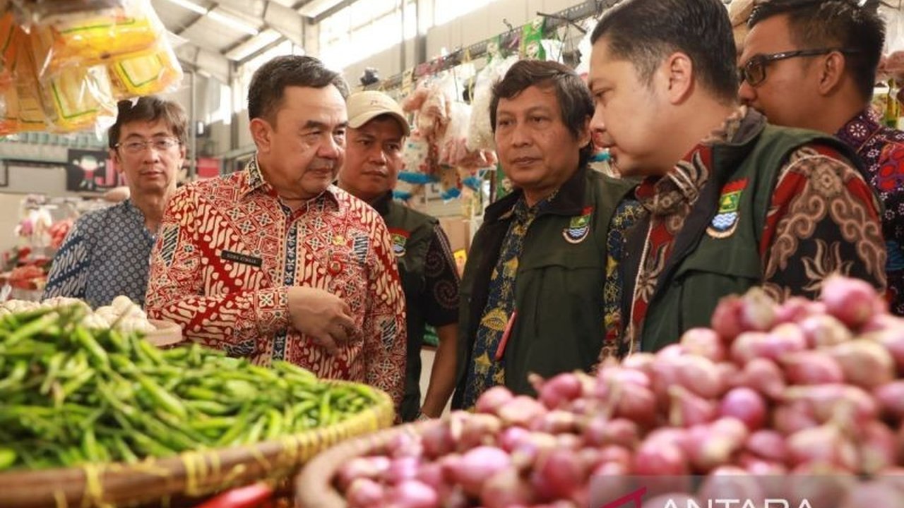 Pemerintah Kabupaten Tangerang gencar awasi harga bahan pokok jelang Ramadhan, temukan kenaikan signifikan harga cabai hingga Rp100.000 per kilogram.