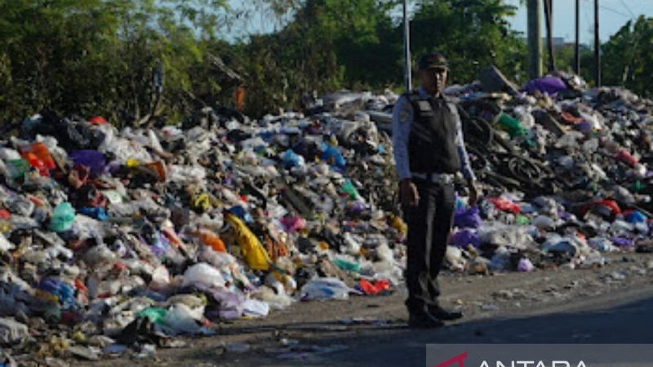 Anggota DPRD Banjarmasin, Erna Yusnita, mendukung penutupan TPS sampah ilegal di Banjarmasin sebagai solusi penanganan darurat sampah pasca penutupan TPAS Basirih oleh KLH RI.