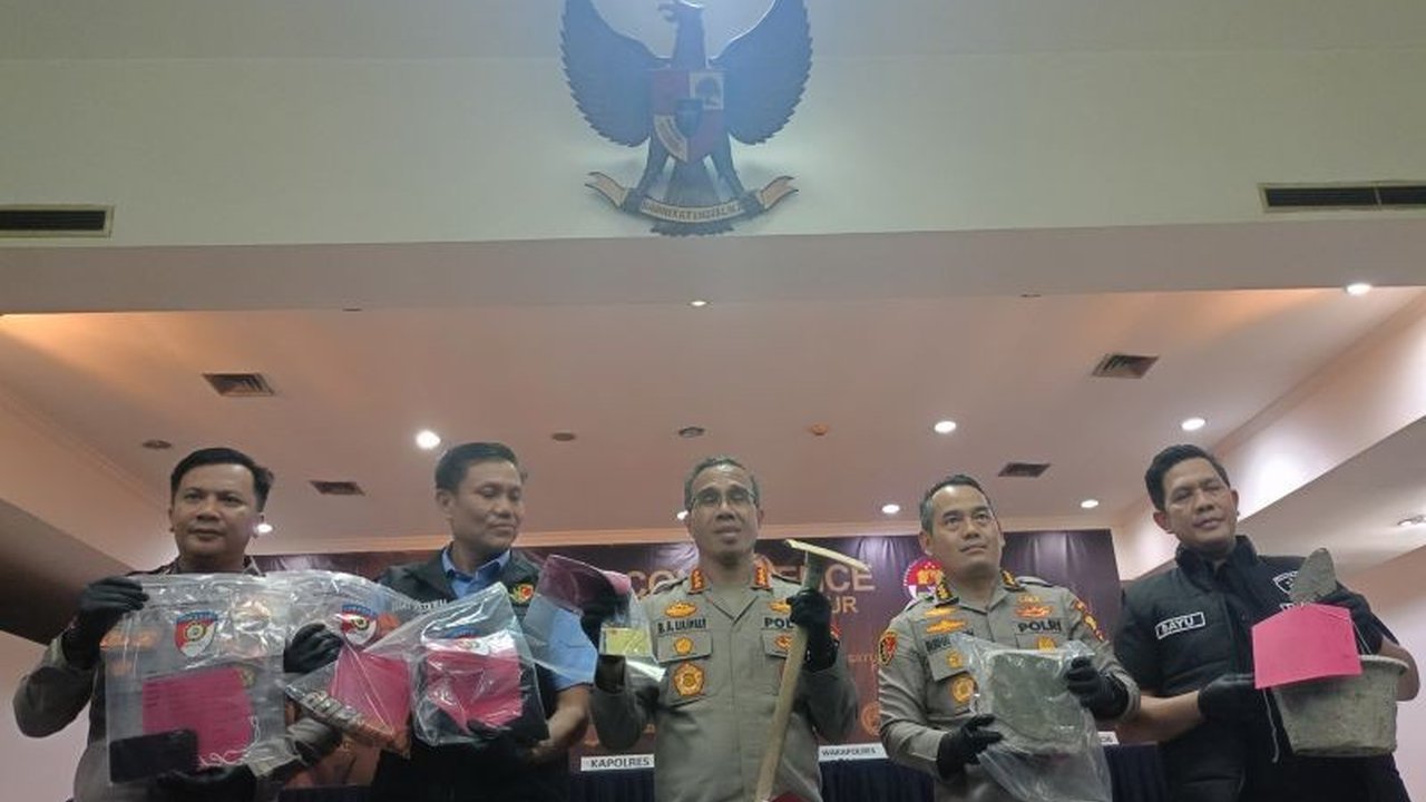 Pemilik ruko di Pulogadung, Jakarta Timur, ditemukan tewas dicor di saluran air setelah hilang selama seminggu; pelaku, mantan karyawan korban, mengaku membiarkan jasad korban selama dua hari sebelum dicor.