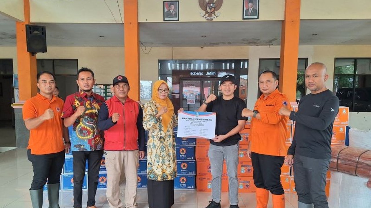BPBD Jawa Timur menyalurkan bantuan logistik, termasuk makanan dan terpal, kepada korban banjir di Tulangan, Sidoarjo, serta berkolaborasi dengan pihak terkait untuk penanganan banjir yang komprehensif.