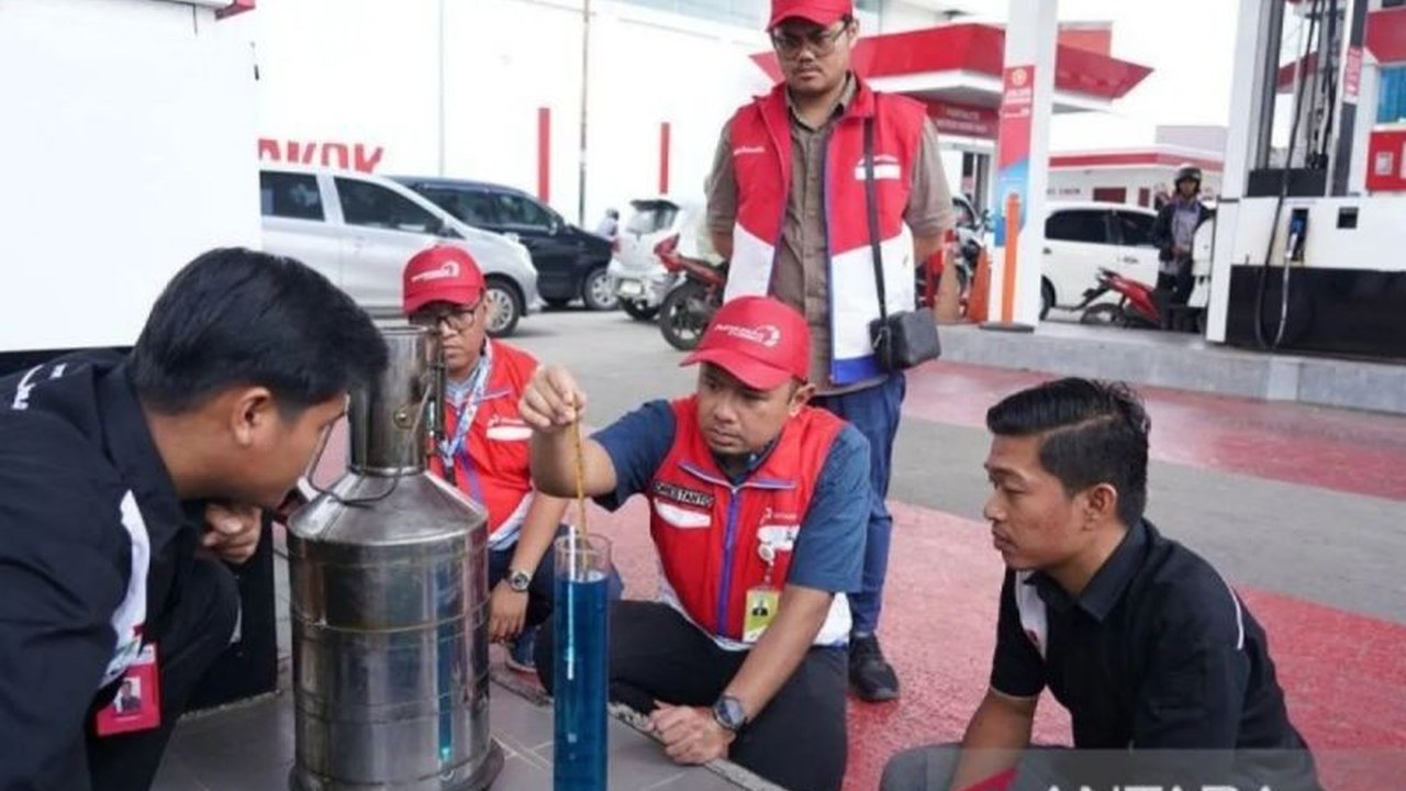 Pengamat dan pemerintah mendorong peningkatan peran BPH Migas dalam mengawasi distribusi BBM, serta mendesak Pertamina memperbaiki tata kelola untuk mencegah penyimpangan.
