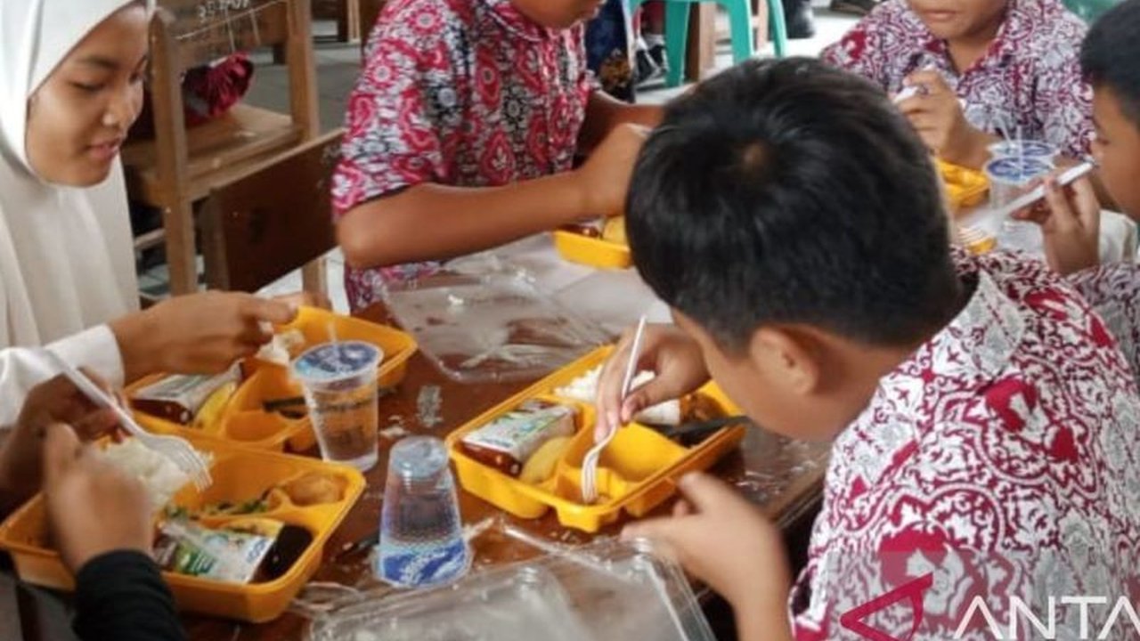 Dua sekolah dasar di Belitung telah memulai uji coba program Makan Bergizi Gratis (MBG) dari pemerintah pusat, dengan target cakupan nasional 100 persen pada tahun 2027.