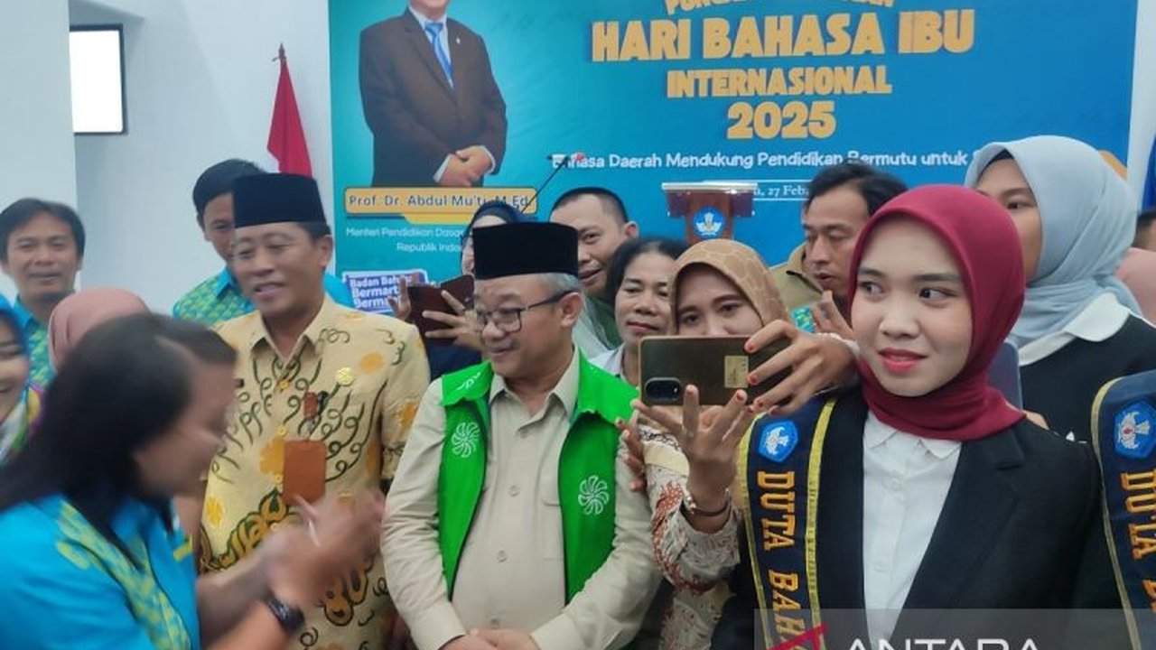 Mendikbudristek mengungkapkan kekayaan bahasa daerah Indonesia mencapai 817 jenis, terutama di Papua, dan mendorong integrasi muatan lokal dalam kurikulum untuk pelestariannya.