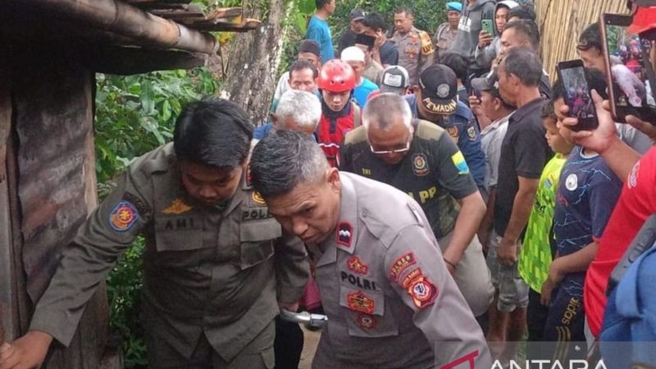 Petugas gabungan berhasil menemukan jasad Farhan (14) yang tenggelam di Sungai Leuwi Orok, Cianjur, setelah pencarian selama delapan jam.