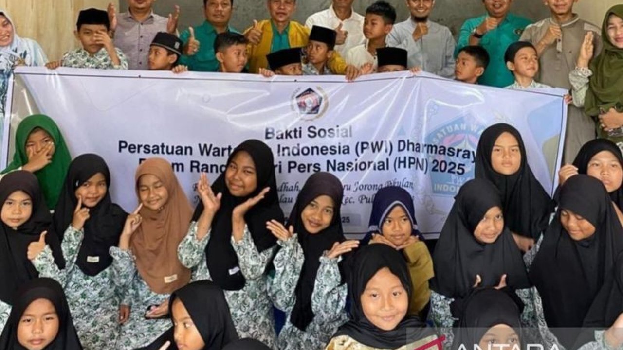 PWI Dharmasraya merayakan HPN 2025 dengan bakti sosial di Rumah Quran Raudhah, memberikan bantuan dan dukungan untuk pendidikan Al-Quran bagi santri.