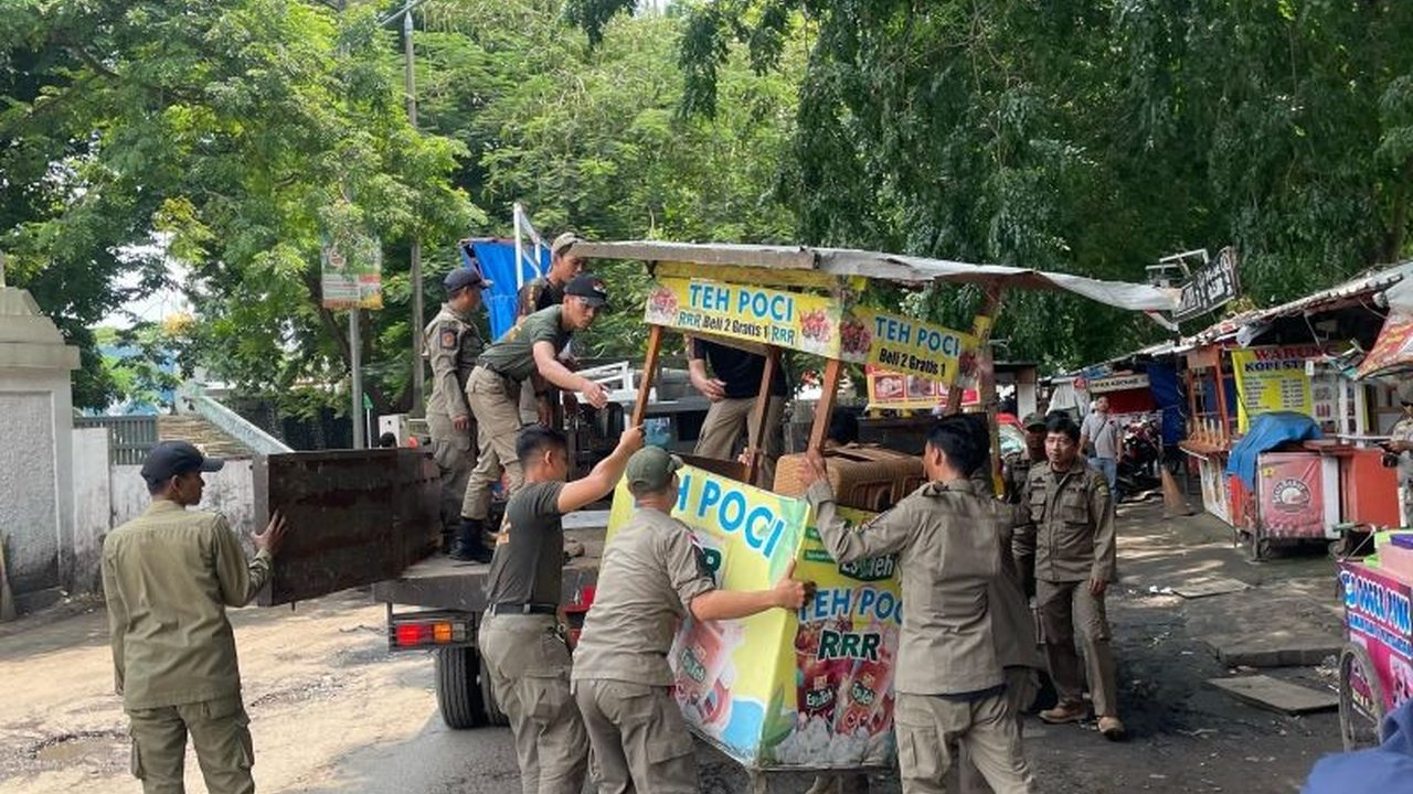Pemkot Serang tertibkan 200 PKL di Stadion Maulana Yusuf karena berjualan di lokasi terlarang, Pemkot akan relokasi ke tempat baru setelah lelang selesai.
