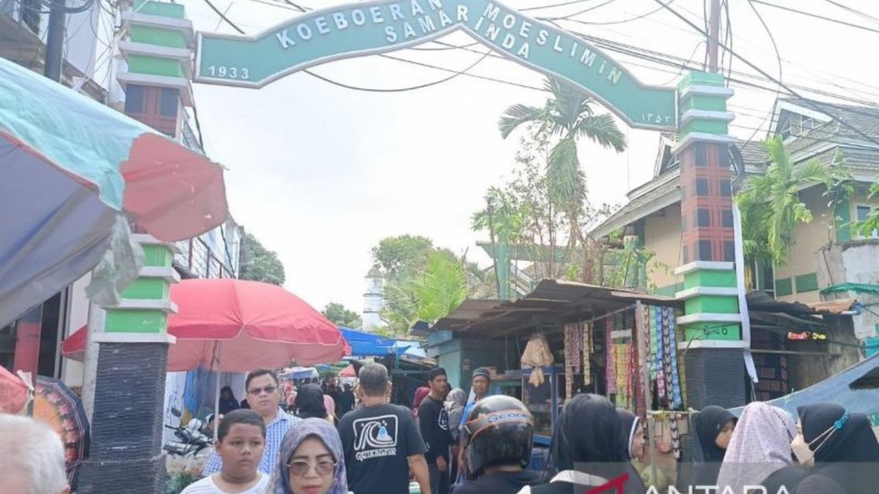 Jelang Ramadhan 1446 H, warga Samarinda, Kalimantan Timur, ramai berziarah kubur untuk mendoakan keluarga yang telah meninggal, tradisi ini juga membawa berkah ekonomi bagi pedagang bunga.