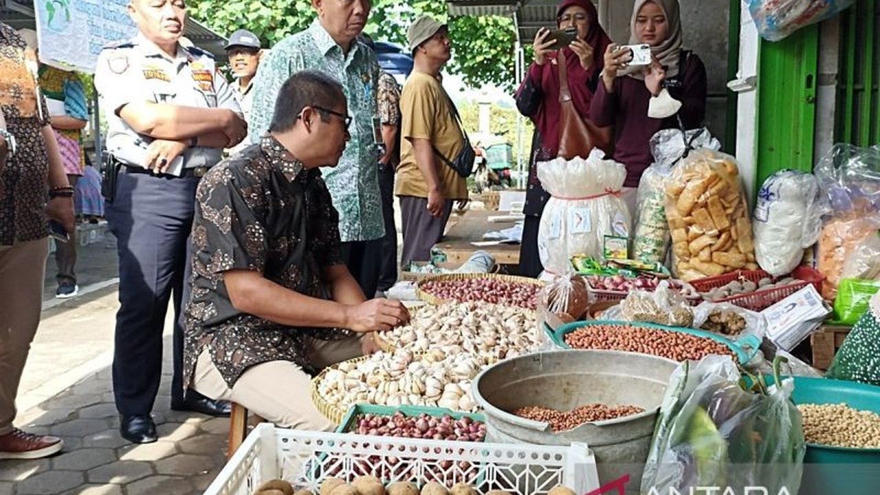 Pemerintah Kabupaten Bantul memastikan stok bahan pokok aman dan cukup untuk masyarakat menjelang Ramadhan, meskipun beberapa komoditas mengalami kenaikan harga sedikit.