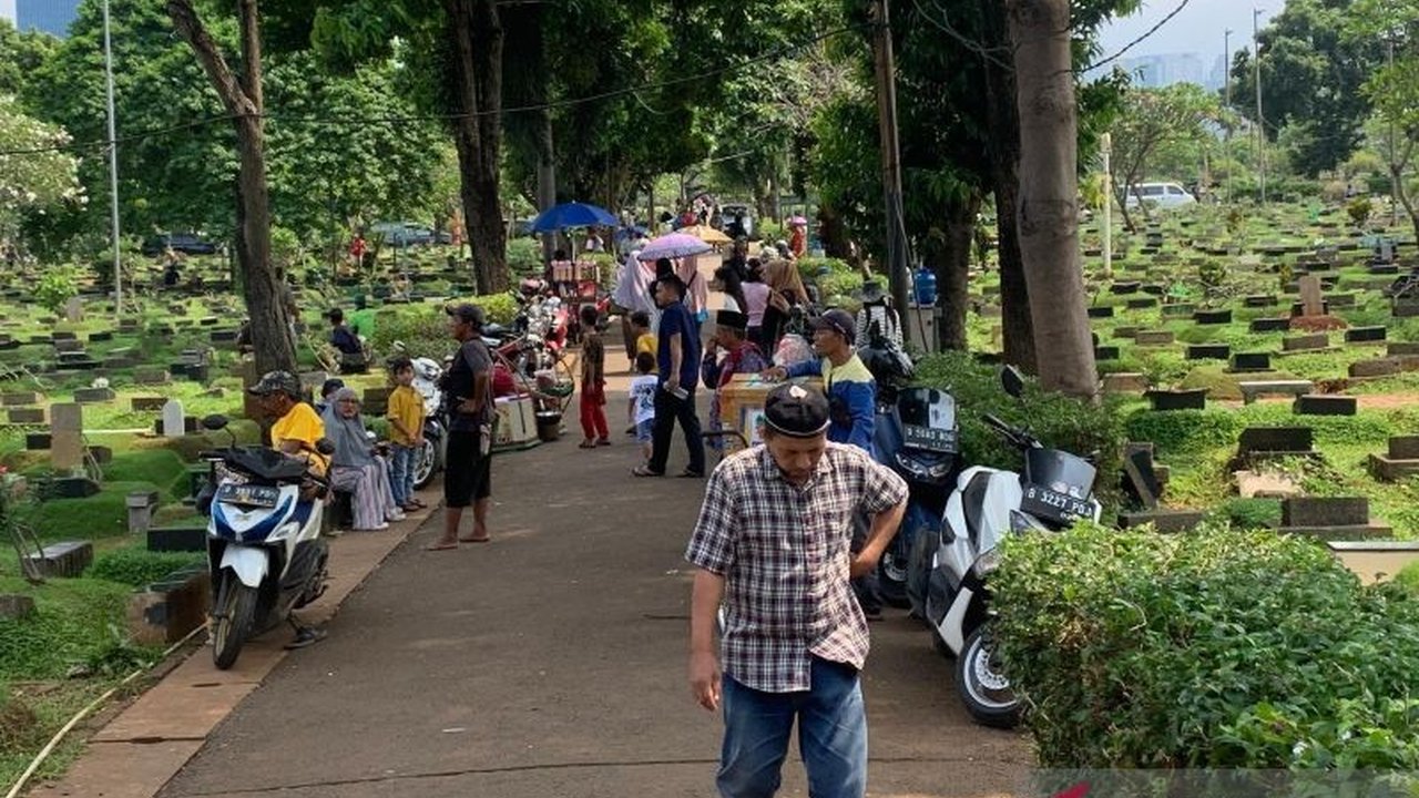 Menjelang Ramadhan, Taman Pemakaman Umum (TPU) Karet Bivak di Jakarta Pusat dipadati peziarah yang mendoakan keluarga dan kerabat yang telah meninggal, menjadikan momen ini sebagai tradisi tahunan untuk mengenang dan melepas rindu.