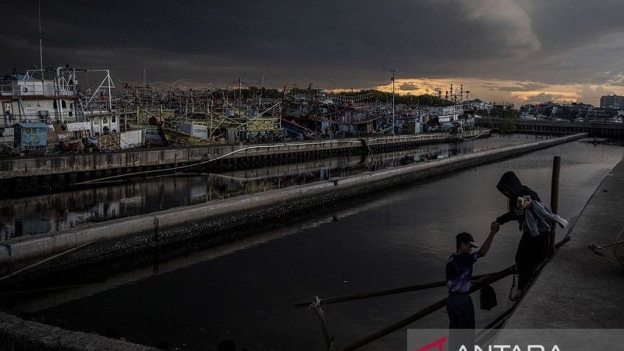BMKG memprediksi hujan ringan akan mengguyur Jakarta pada Jumat pagi dan sore hari, sementara siang hari sebagian besar wilayah cerah berawan.