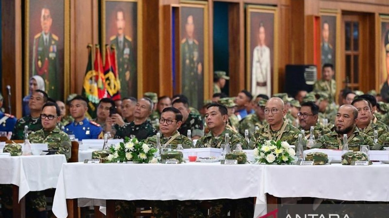 Presiden Prabowo Subianto menegaskan kembali peran kepala daerah sebagai abdi dan pelayan rakyat dalam jamuan makan malam retret di Akmil Magelang.