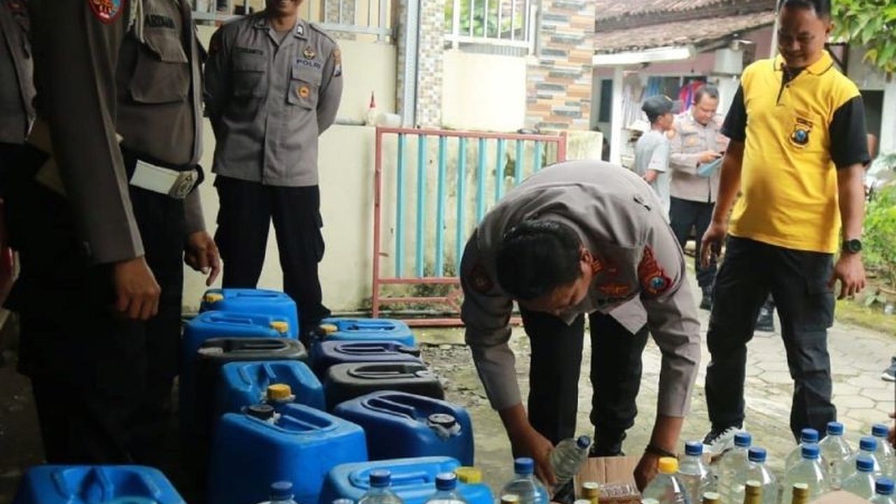 Satuan Polisi Pamong Praja (Satpol PP) Kabupaten Madiun menggelar razia miras jelang Ramadhan 1446 H, mengamankan puluhan botol minuman keras berbagai jenis di tiga kecamatan.
