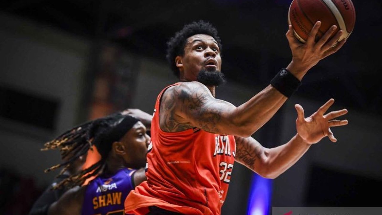 Pelatih Pelita Jaya, Coach Ahang, menekankan pentingnya konsistensi dan jati diri tim untuk meraih kemenangan di IBL 2025, setelah sempat kehilangan ritme permainan di laga sebelumnya.