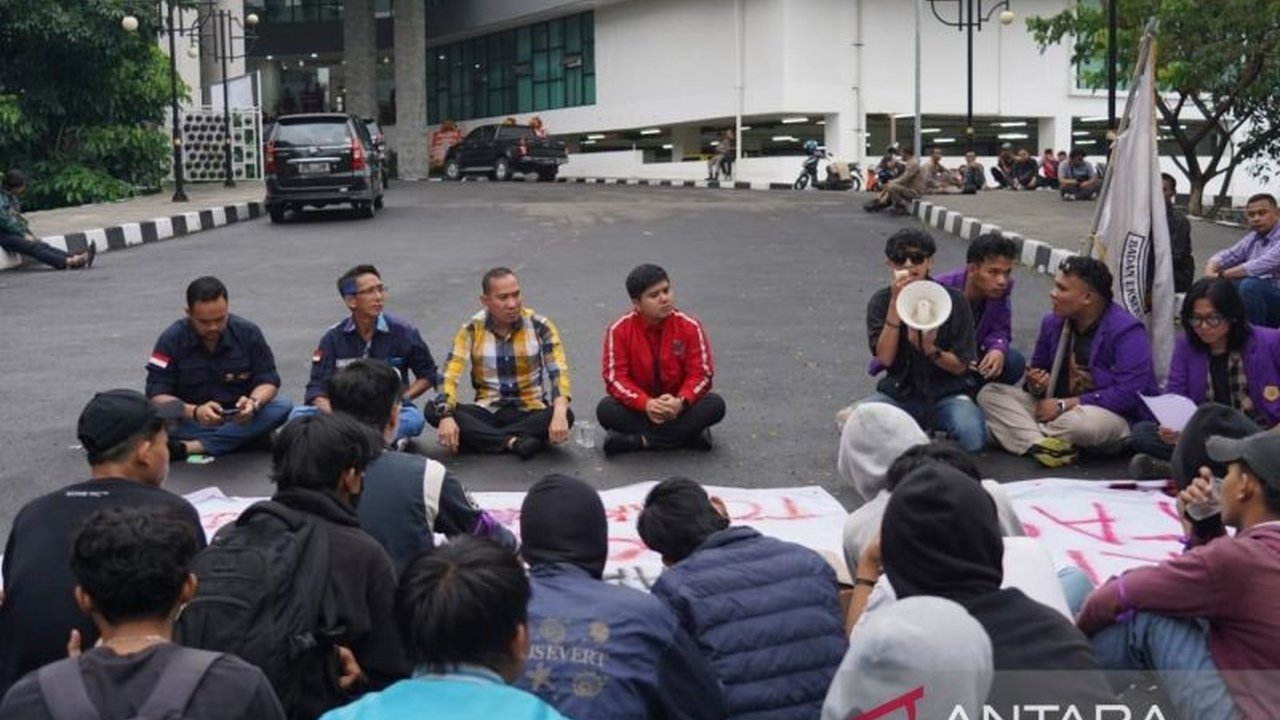 Mahasiswa Universitas Pakuan demo di Gedung DPRD Kota Bogor, menuntut efisiensi anggaran, revisi UU yang merugikan rakyat, dan klarifikasi soal pemecatan 3000 mahasiswa; DPRD merespon positif dan akan menindaklanjuti.