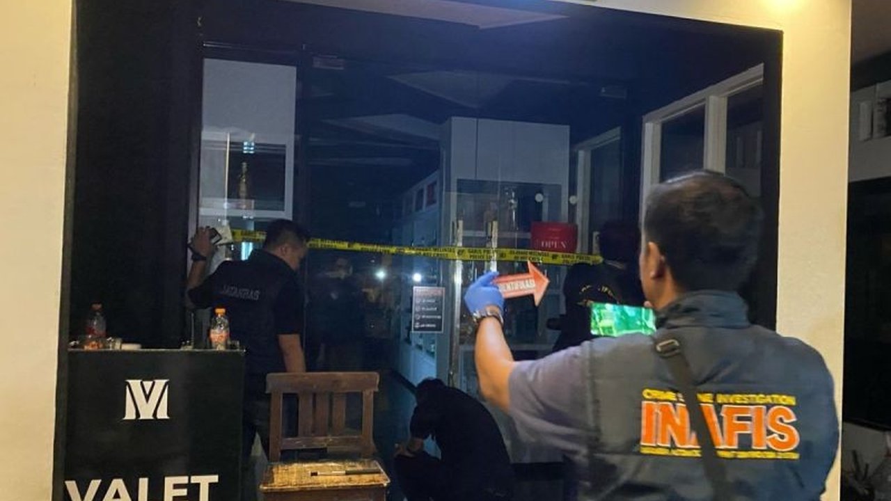 Polda Jateng menggerebek tempat karaoke di Semarang yang diduga menyediakan prostitusi dan penari telanjang, mengamankan 16 orang dan sejumlah barang bukti.