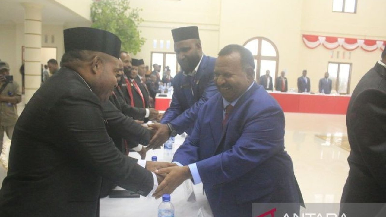 Wakil Gubernur Papua Pegunungan terpilih, Ones Pahabol, mengimbau seluruh warga di delapan kabupaten untuk menjaga kedamaian dan kerukunan menjelang bulan suci Ramadhan.