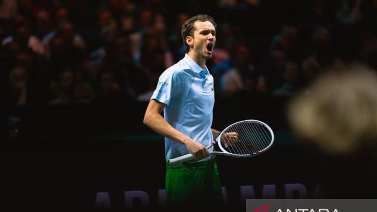 Tallon Griekspoor menciptakan kejutan besar di Dubai setelah mengalahkan unggulan teratas Daniil Medvedev dalam pertandingan perempat final yang menegangkan.