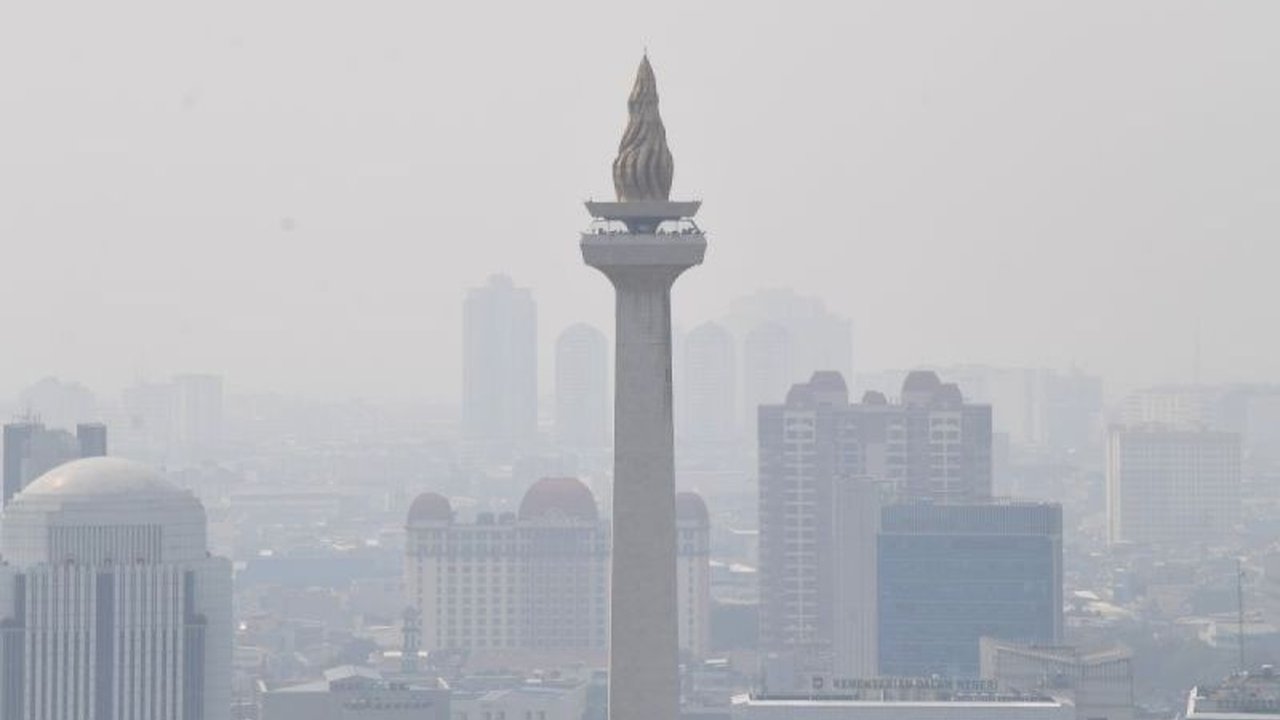 Polusi udara Jakarta pagi ini masuk kategori tidak sehat, menempati peringkat ke-18 dunia terburuk berdasarkan data IQAir, dengan angka PM2.5 yang mengkhawatirkan.