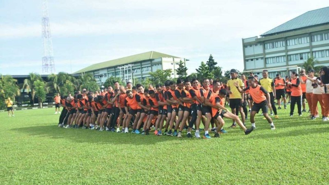 Kodam XIII/Merdeka di Manado menggelar lomba Kolong untuk meningkatkan kekompakan dan kebugaran fisik prajuritnya, sekaligus melatih keterampilan dan koordinasi tim.
