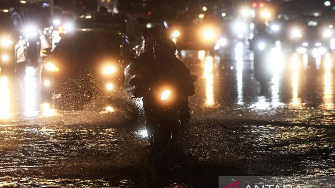 BMKG memprediksi sebagian besar wilayah Indonesia akan mengalami hujan ringan pada hari Jumat, dengan potensi hujan sedang hingga lebat disertai petir di beberapa kota.