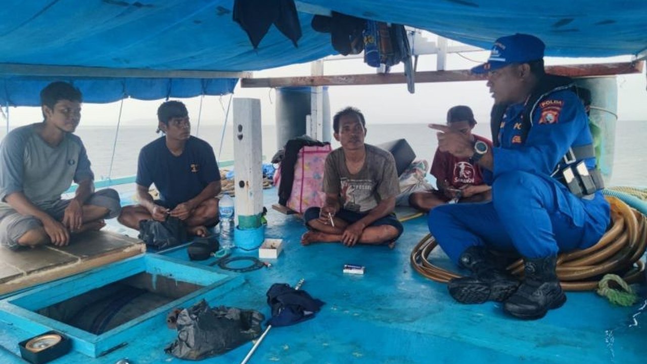 Ditpolairud Polda Maluku Utara meningkatkan patroli perairan di sekitar Pulau Ternate untuk mencegah kejahatan, illegal fishing, dan menjaga keamanan nelayan.