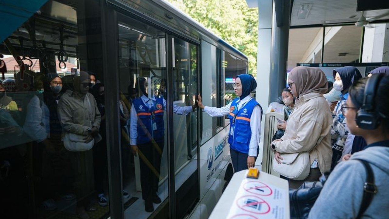 Transjakarta memperbolehkan penumpang berbuka puasa di dalam bus selama Ramadhan dengan durasi maksimal 10 menit setelah adzan Maghrib, namun tetap mengimbau untuk menjaga kebersihan dan ketertiban.