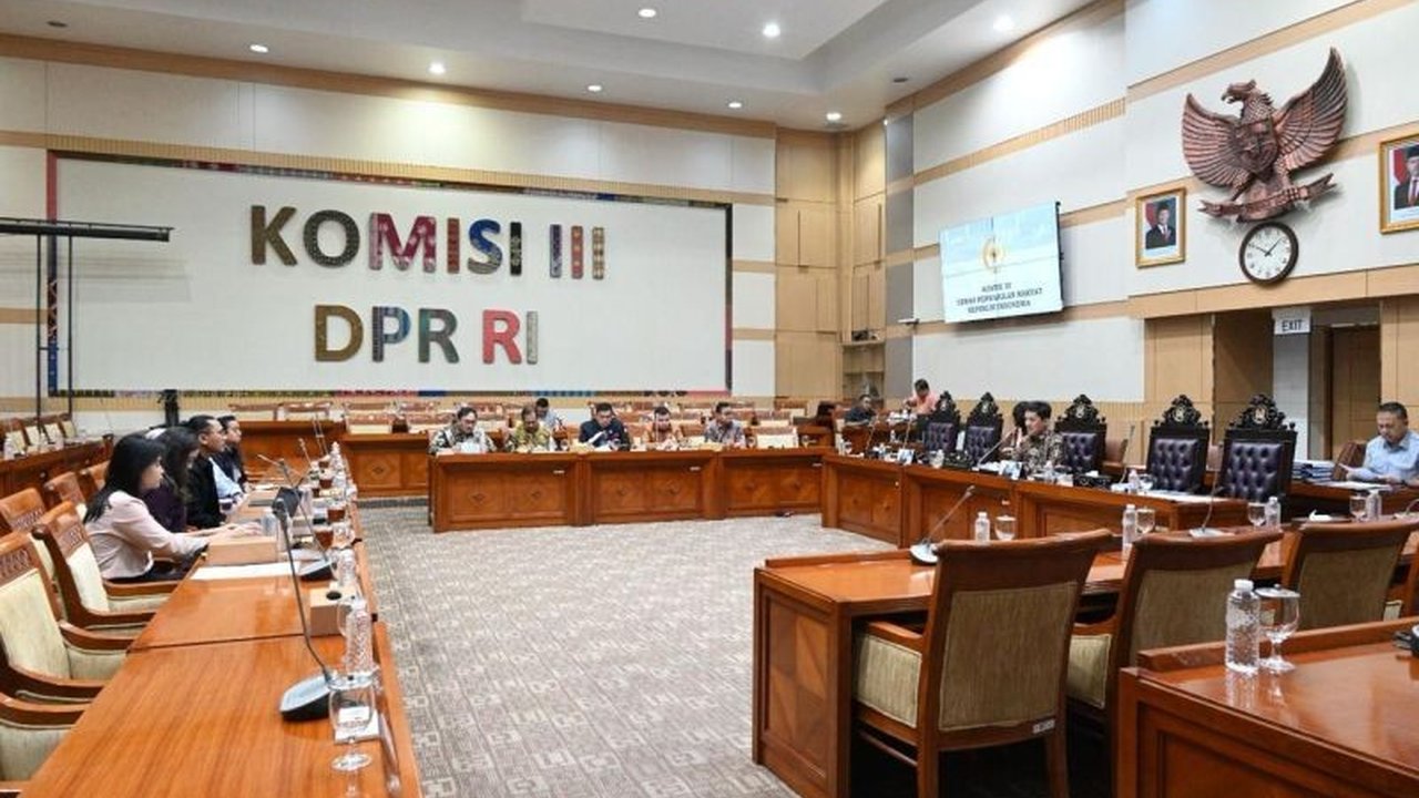 Komisi III DPR meminta Bawas MA dan KY mengusut kejanggalan prosedural kasus Alex Denni, mantan deputi KemenPAN-RB, yang melibatkan hakim yang telah meninggal dunia namun namanya tercantum dalam putusan kasasi.