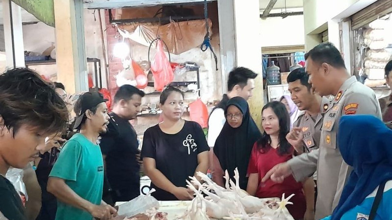 Kepolisian sektor Kelapa Gading melakukan pengecekan harga kebutuhan pokok di pasar-pasar setempat untuk mengantisipasi lonjakan harga menjelang Ramadhan, memastikan ketersediaan dan menekan potensi penimbunan.