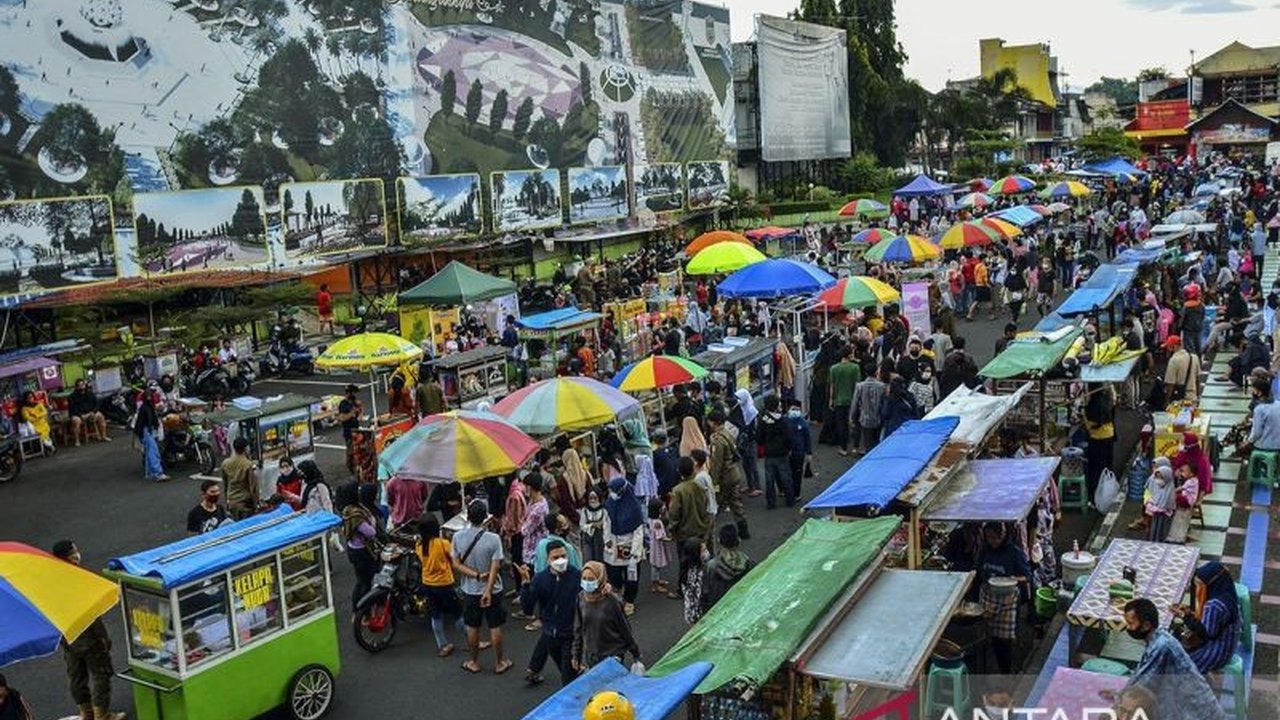 Pengamat ekonomi syariah Adiwarman Karim menyoroti perlunya pengaturan UMKM yang berjualan selama Ramadan agar tidak menimbulkan kemacetan lalu lintas dan menciptakan pasar yang lebih tertib.