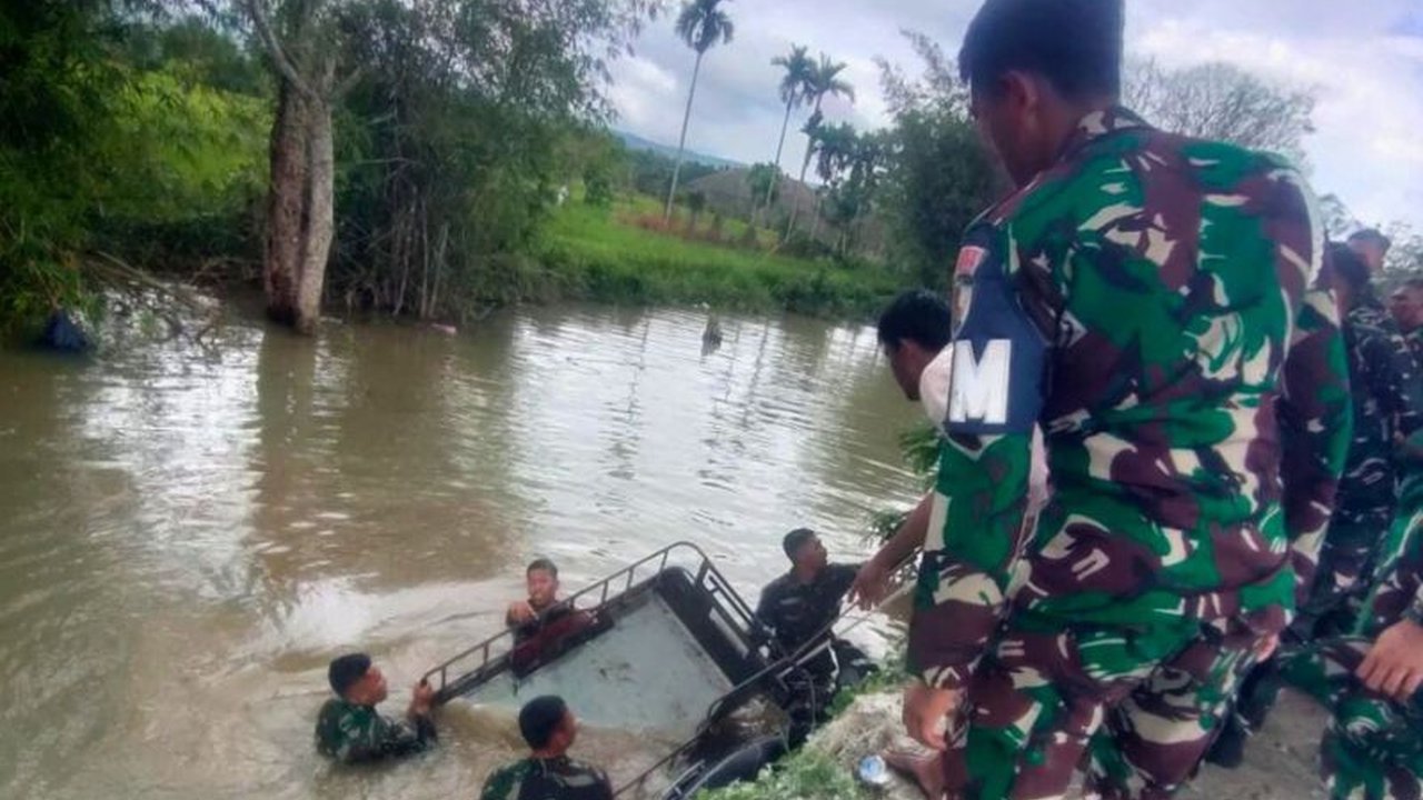 Personel Lanud SIM Aceh Selamatkan Empat Warga Tercebur Sungai