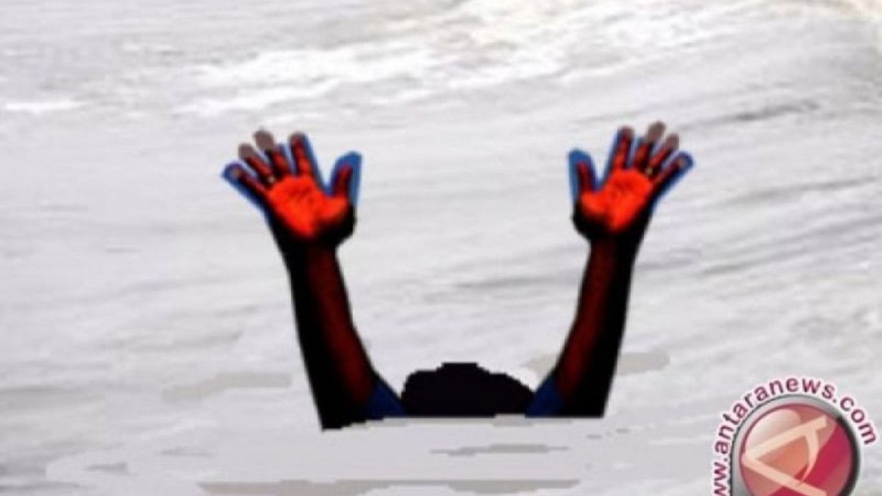 Polisi berhasil mengevakuasi seorang pria yang diduga depresi dan mencoba bunuh diri dengan senjata tajam di Penjaringan, Jakarta Utara, Kamis (27/2) sore.