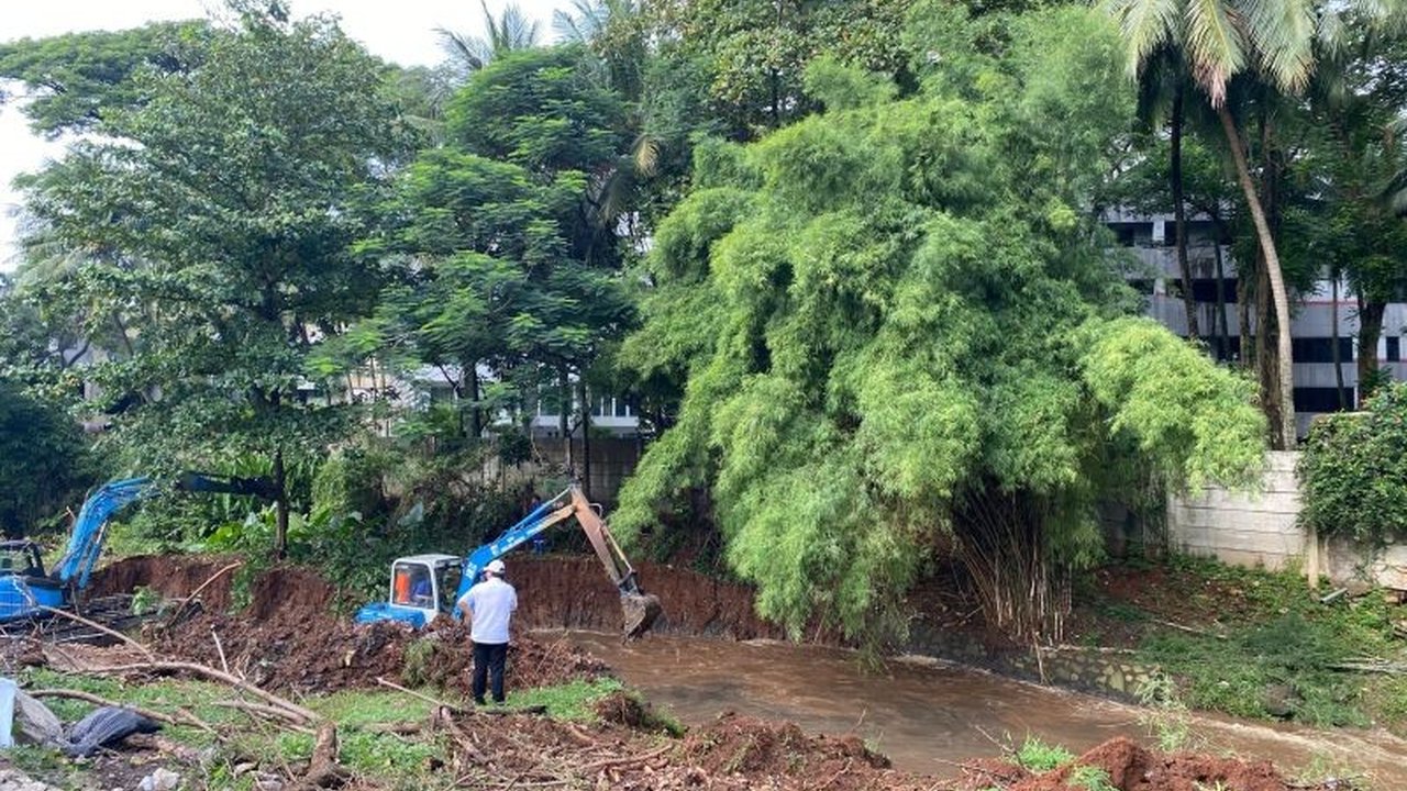 Pemkot Jaksel memulai pengerukan Kali Grogol segmen Lebak Bulus untuk mengatasi masalah banjir yang sering terjadi di wilayah tersebut, menargetkan peningkatan kedalaman hingga 1 meter dalam waktu satu bulan.