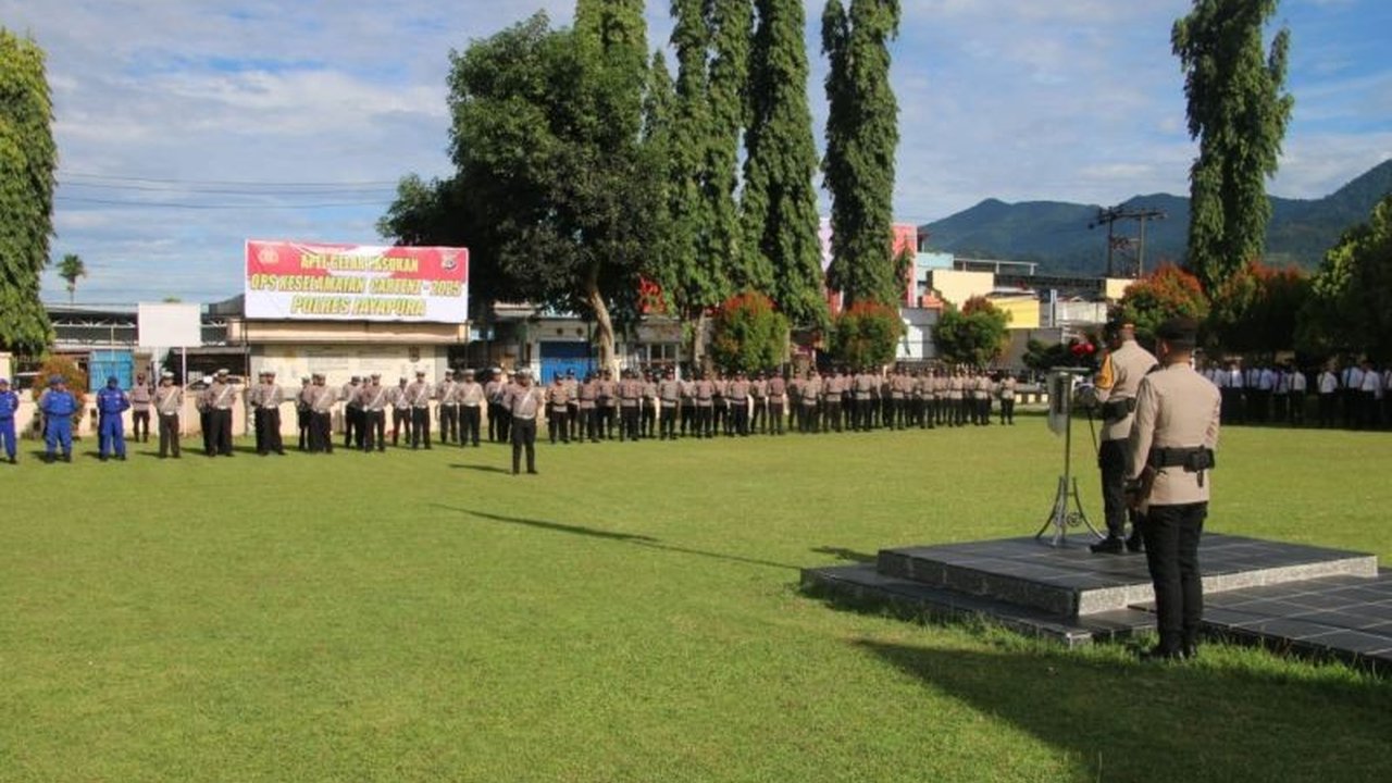 Polres Jayapura mengerahkan 120 personel untuk mengamankan jalannya ibadah Ramadhan 1446 H, menjaga keamanan dan ketertiban di masjid-masjid serta pengaturan lalu lintas.