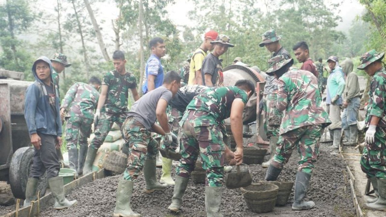 Satgas TMMD Reguler ke-123 Kodim 0705/Magelang bersama warga Desa Wonolelo, Sawangan, Kabupaten Magelang, berjibaku menyelesaikan pengecoran jalan di tengah hawa dingin lereng Gunung Merbabu.