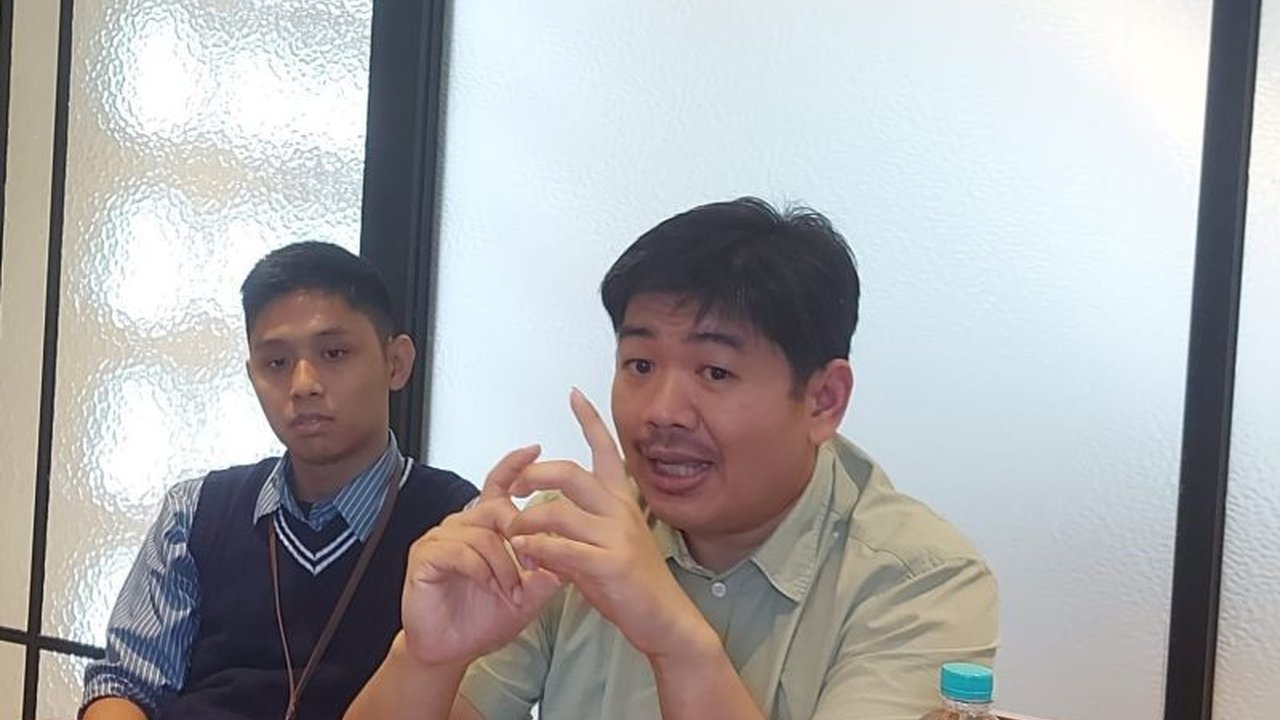 Kebiasaan bermain gawai dengan posisi menunduk dan gerakan memutar badan secara tiba-tiba dapat menyebabkan skoliosis, terutama pada lansia.  Ketahui gejala, pencegahan, dan pengobatannya!