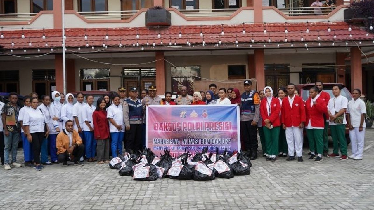 Polres Jayapura menyalurkan bantuan sosial berupa bahan pokok menjelang Ramadhan 1446 H di Kabupaten Jayapura, Papua, untuk mempererat hubungan dengan masyarakat dan menjaga keamanan.