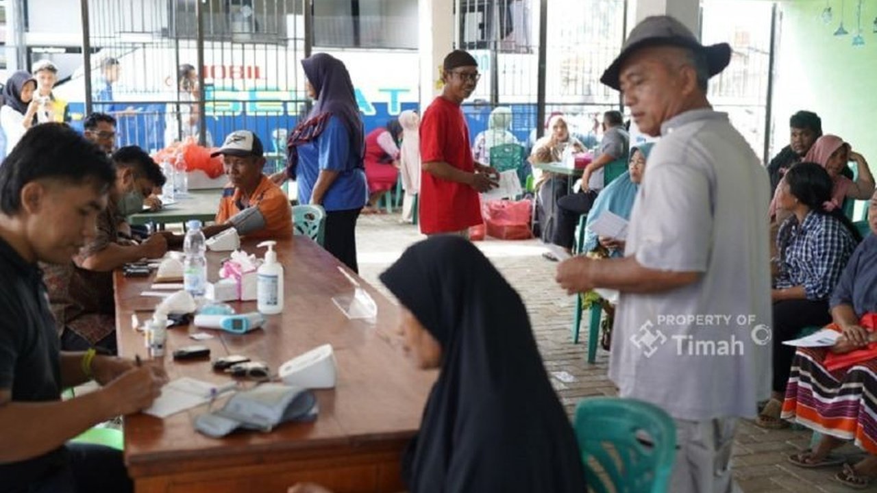 Ratusan warga Desa Baskara Bakti, Bangka Tengah, antusias manfaatkan layanan kesehatan gratis dari Mobil Sehat PT Timah Tbk menjelang Ramadhan untuk pemeriksaan dan pengobatan berbagai penyakit.