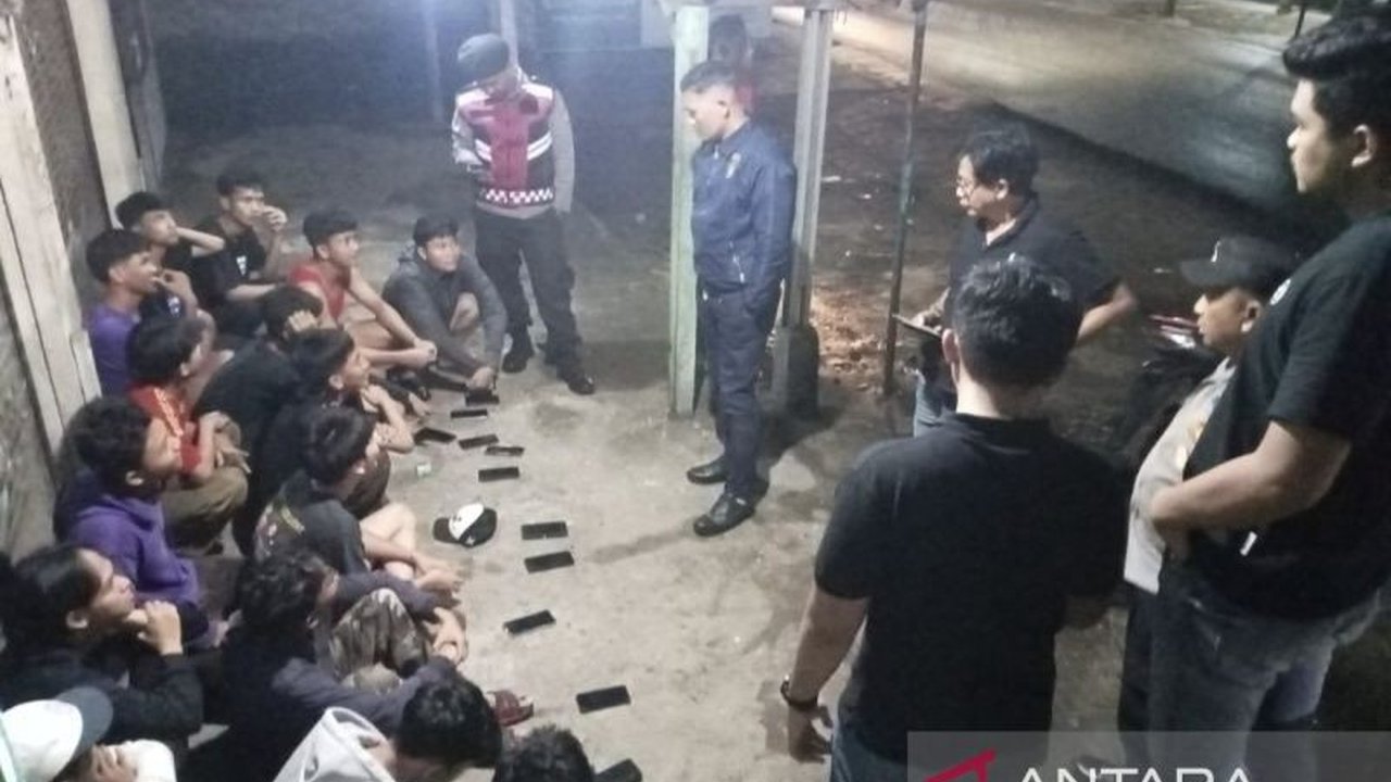 Sebanyak 15 remaja dari tiga sekolah berbeda di Tangerang Selatan dibubarkan polisi saat hendak melakukan balap liar di Jalan Serua Raya dini hari tadi.  Polisi juga melakukan upaya preventif dengan mengunjungi rumah para remaja tersebut.